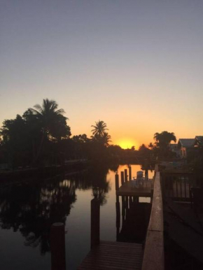 4 bedroom with pool, dock, canal. Bermuda's Secret